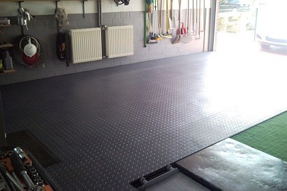 Garagenbodensanierung mit Flexi-Tile PVC-Bodenfliesen