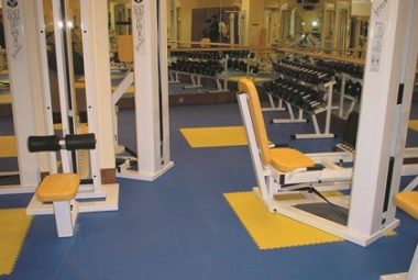 Fitnessstudio mit PVC Boden von Flexi-Tile ausgelegt