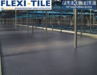 Flexi-Tile PVC Boden Industriebodenbelag in Lagerhalle - Genoppte Ausfu¦êhrung