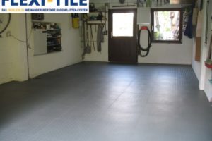 Flexi-Tile PVC Bodenfliesen als Garagenboden - Anwendungsbeispiel Dunkelgrau