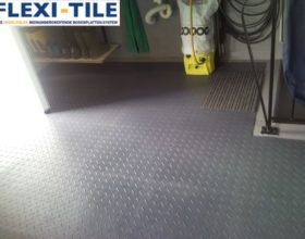 Flexi-Tile PVC Bodenfliesen als Garagenboden - Anwendungsbeispiel PVC Boden in Riffel-Optik