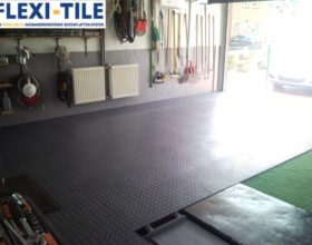 Flexi-Tile PVC Bodenfliesen als Garagenboden - Anwendungsbeispiel Riffel-Optik in Schwarz