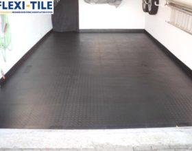 Flexi-Tile PVC Bodenfliesen als Garagenboden - Anwendungsbeispiel Schwarz