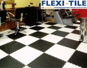 Flexi-Tile PVC Bodenfliesen im Schachbrettmuster verlegt