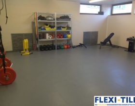 Flexi-Tile PVC-Fliesen im Fitnessbereich - Hammerschlag-Optik