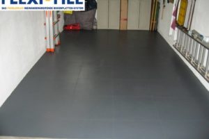 Flexi-Tile PVC-Fliesen im Garagenbereich mit Hammerschlag-Optik