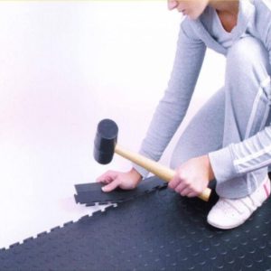 Verlegung Flexi-Tile Rampe mit Gummihammer