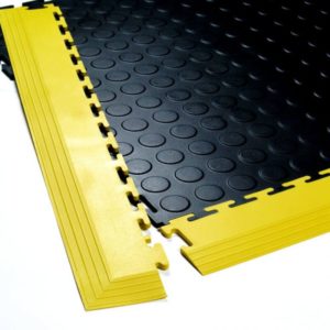 Flexi-Tile Ecke auf Genoppter Fliese mit gelber Rampe