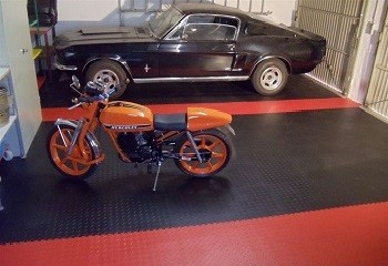 Modernisierung eines Garagenbodens » PVC Fußbodenbelag - PVC Fliesen