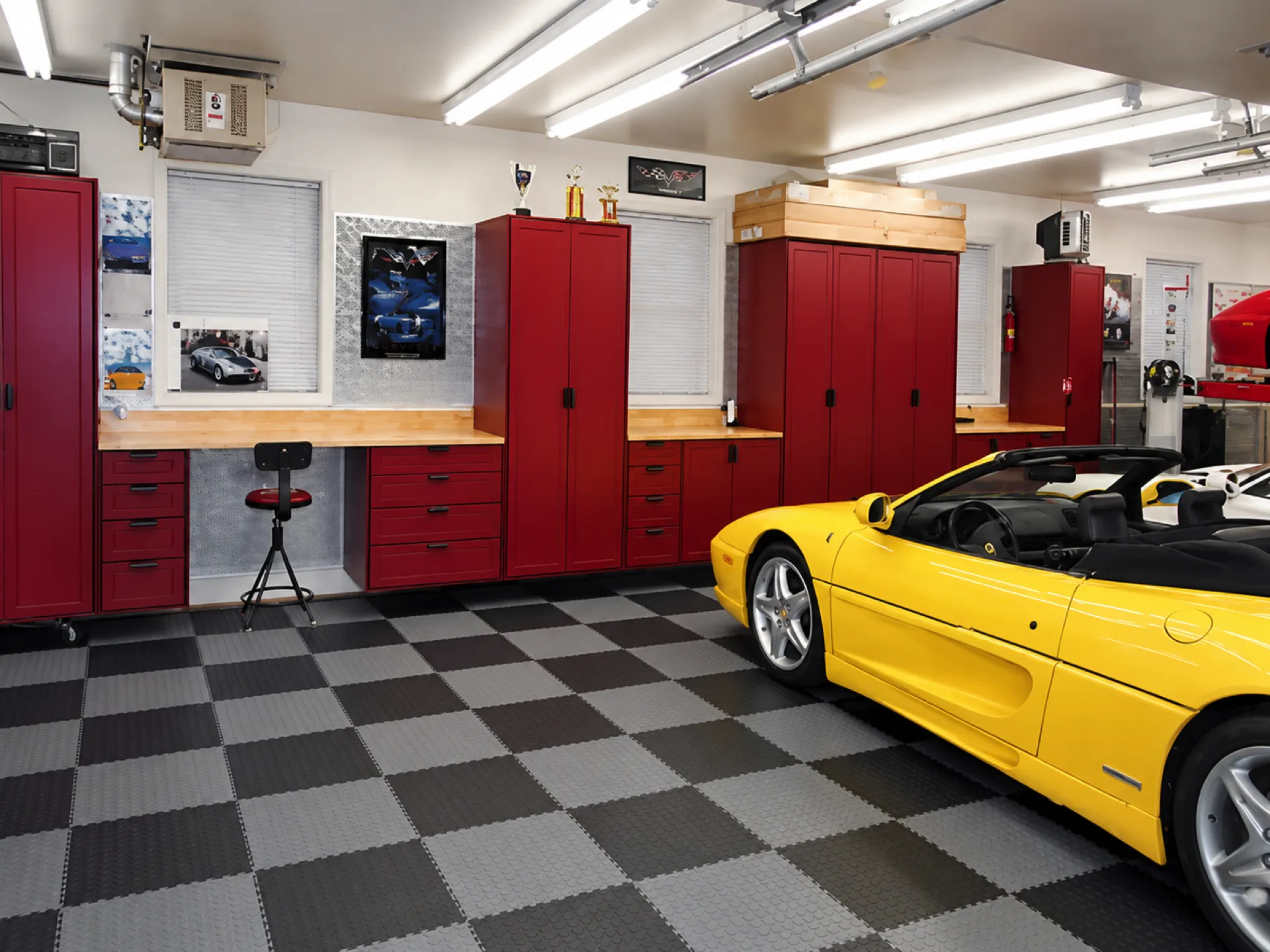 Durch das Schachbrettmuster auf dem Boden der Garage wirkt diese viel ansprechender.
