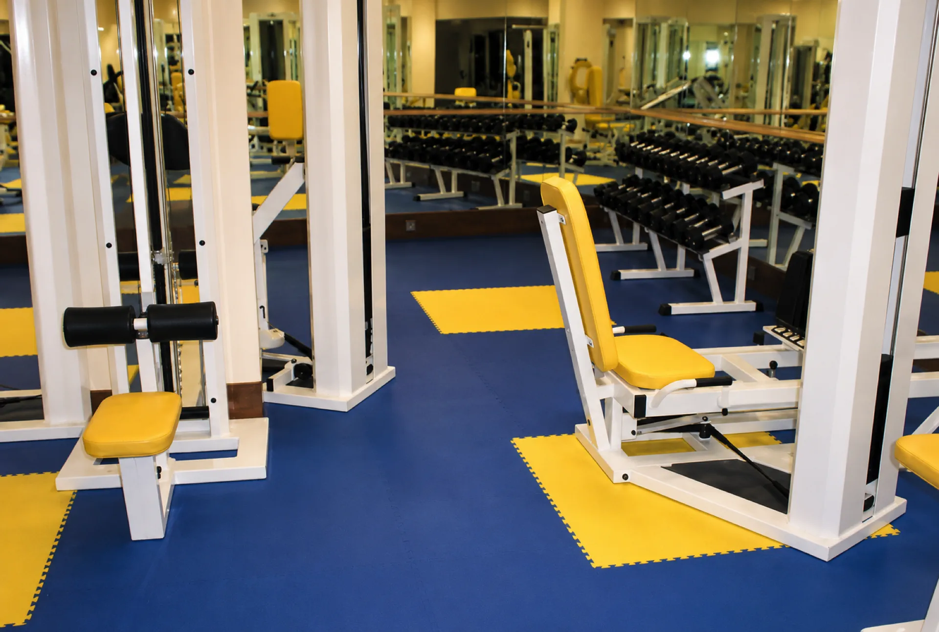 Im Fitnessstudio oder in Wellnessbereichen sind rutschfeste PVC-Fliesen eine gute Wahl.